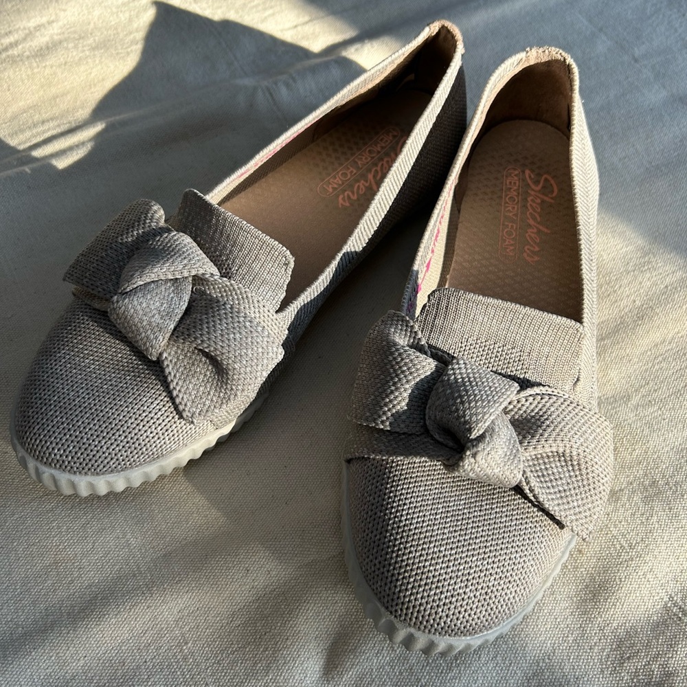 Dressy Skechers LikeNew Slipons, w/self bow accent-adorable for day/evening. 8s